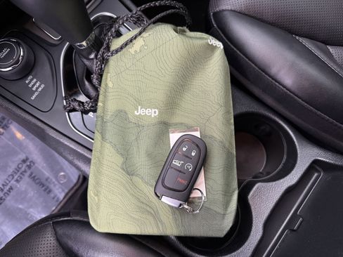 Used 2022 Jeep Cherokee Limited w/ Elite Package AWD/4WD image 21