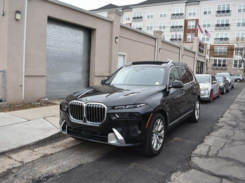 Used 2025 BMW X7 xDrive40i w/ Premium Package image 2