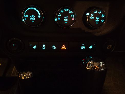 Used 2017 Jeep Wrangler Unlimited Sahara image 30