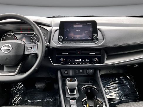 Used 2025 Nissan Rogue SV image 9