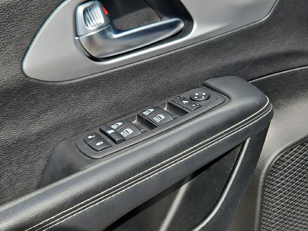 Used 2025 Chrysler Pacifica Limited FWD image 12