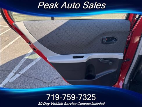 Used 2010 Toyota Yaris 4-Door Hatchback image 19