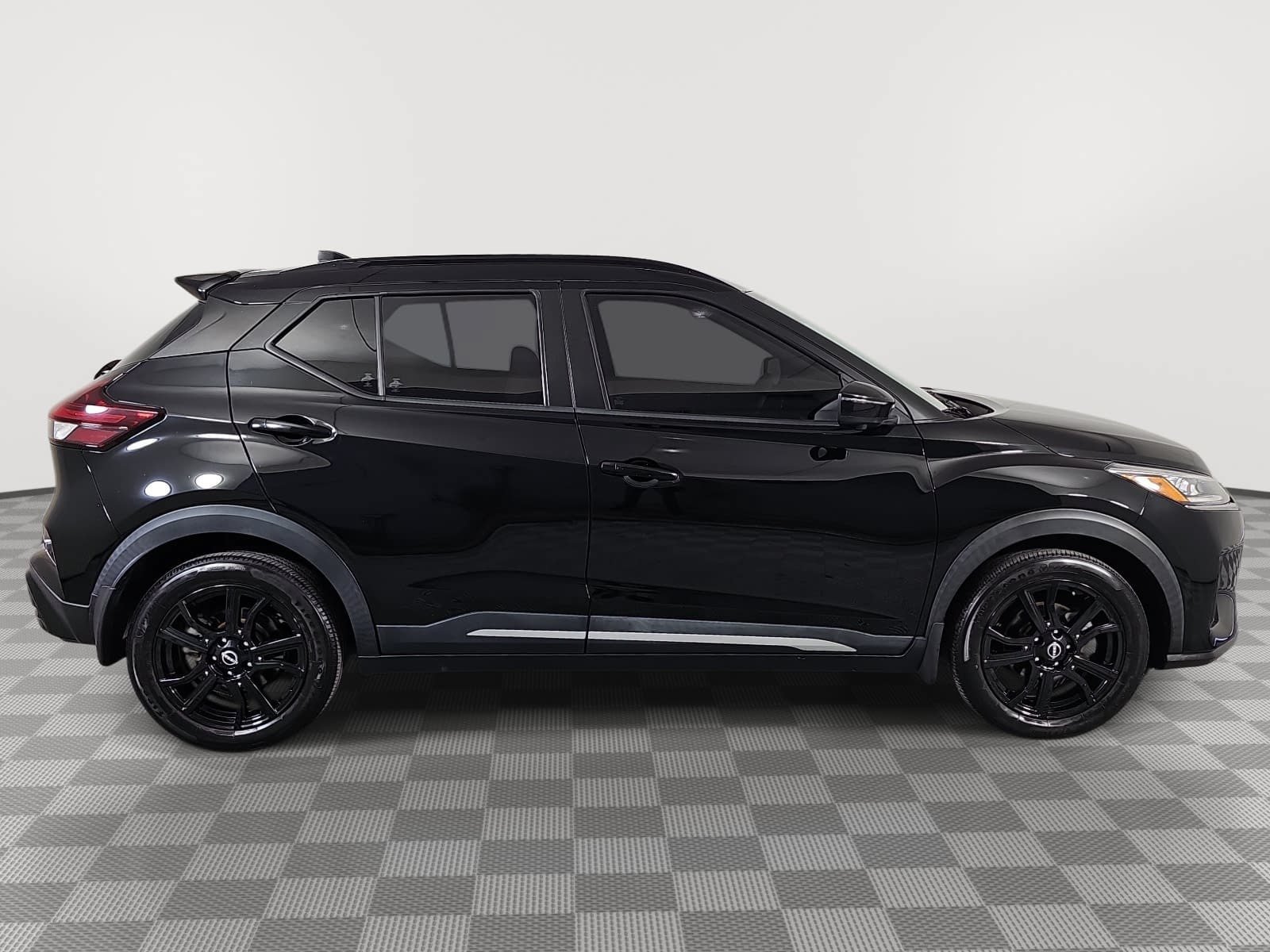 Used 2022 Nissan Kicks SR w/ Premium Package FWD image 9