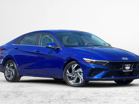 Used 2025 Hyundai Elantra Limited FWD image 2