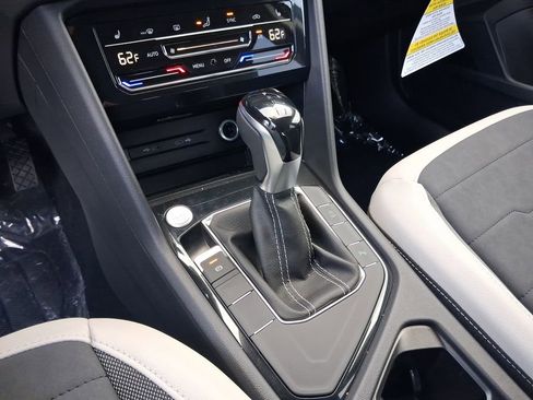 New 2026 Volkswagen Taos SE image 9