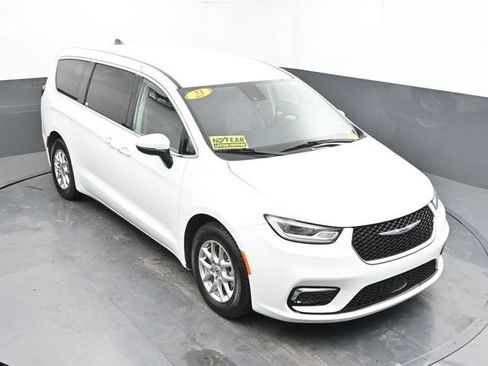 Used 2023 Chrysler Pacifica Touring-L FWD image 40