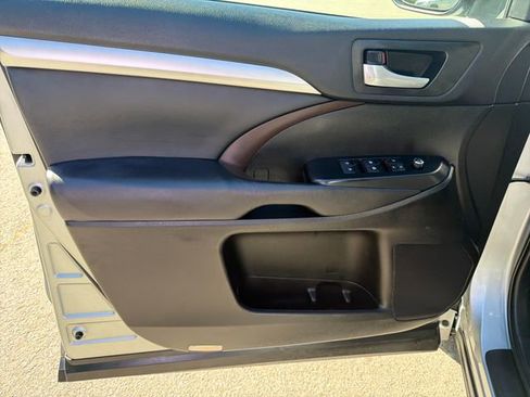 Used 2017 Toyota Highlander XLE AWD/4WD image 16