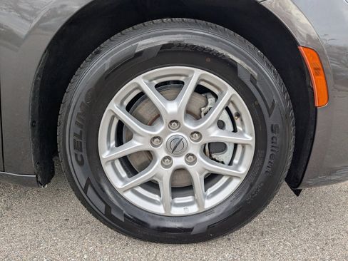 Used 2023 Chrysler Pacifica Touring-L image 12