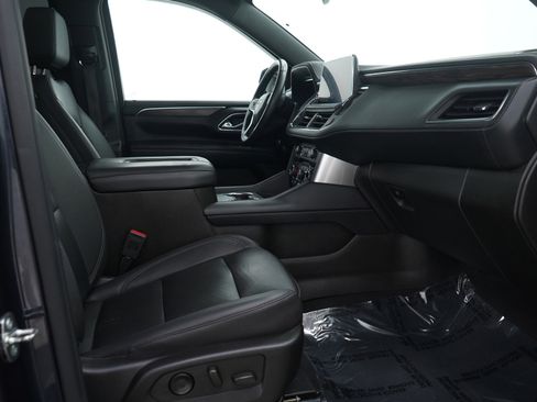 Used 2022 Chevrolet Suburban LT w/ Luxury Package image 15