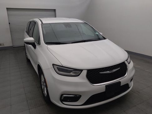 Used 2023 Chrysler Pacifica Touring-L FWD image 14