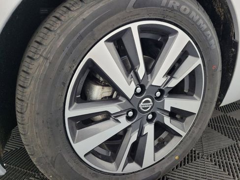 Used 2022 Nissan Versa SV FWD image 31