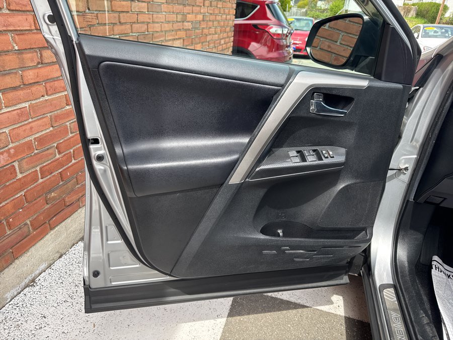 Used 2018 Toyota RAV4 XLE AWD/4WD image 32