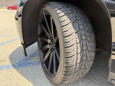 Used 2018 Chevrolet Suburban LS RWD image 4