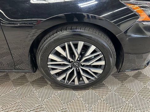 Used 2025 Nissan Altima 2.5 SV FWD image 2