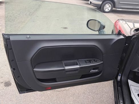 Used 2014 Dodge Challenger R/T image 9