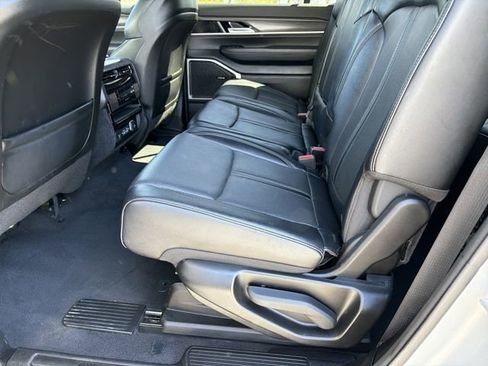 Used 2024 Jeep Wagoneer L Series II RWD image 18