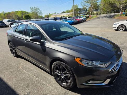 Used 2018 Ford Fusion SE w/ Equipment Group 201A image 3