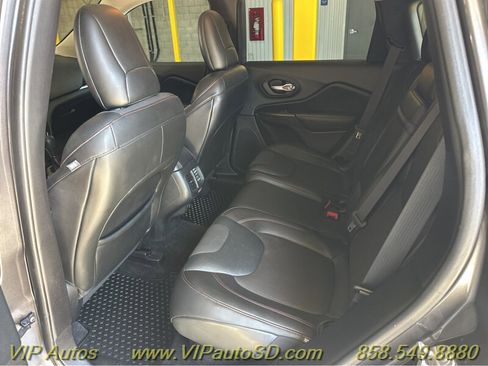 Used 2015 Jeep Cherokee Trailhawk image 10