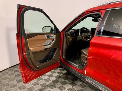 Used 2021 Ford Explorer King Ranch w/ Premium Technology Package image 18