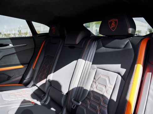 Used 2025 Lamborghini Urus SE image 47