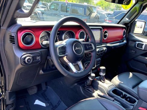 Used 2023 Jeep Wrangler Unlimited Rubicon w/ Cold Weather Group AWD/4WD image 13