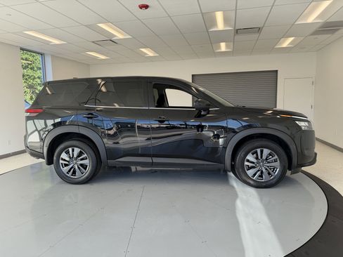 Used 2024 Nissan Pathfinder S image 61