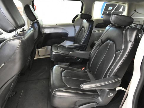 Used 2024 Chrysler Pacifica Touring-L image 14