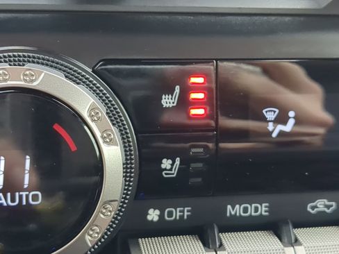 Used 2025 Toyota Tacoma Limited image 22