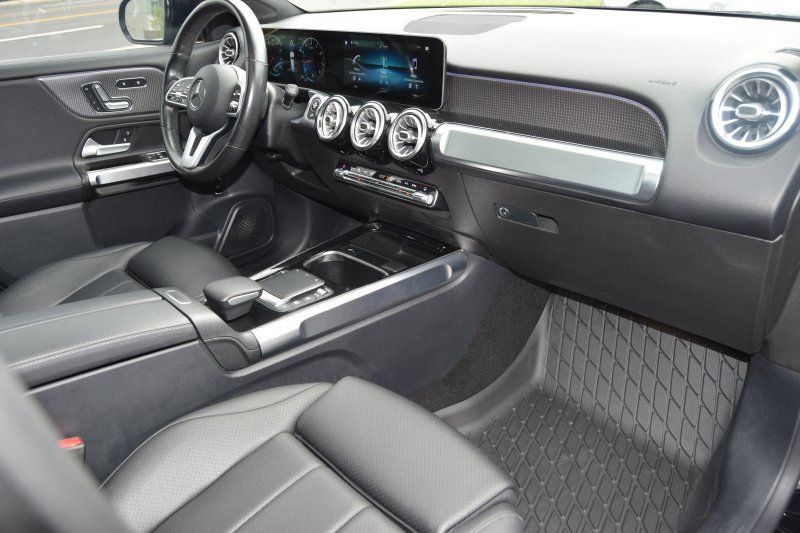 Used 2021 Mercedes-Benz GLB 250 4MATIC w/ Premium Package image 21