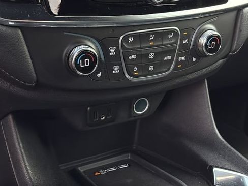 Used 2023 Chevrolet Traverse LT FWD image 28