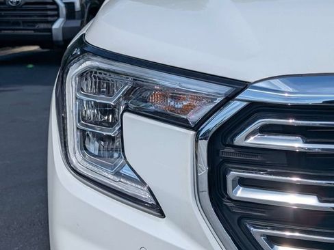 Used 2024 GMC Terrain SLT w/ Infotainment Package II FWD image 13
