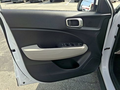 Used 2025 Hyundai Venue SEL FWD image 12