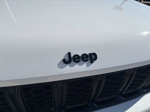 Used 2023 Jeep Grand Cherokee Altitude AWD/4WD image 25