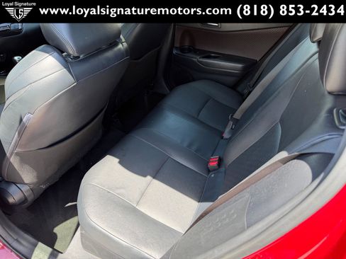 Used 2019 Toyota C-HR Limited FWD image 12