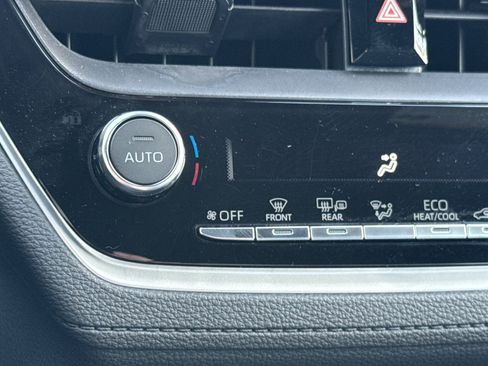 Certified 2025 Toyota Corolla Cross SE image 30