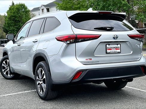 Used 2022 Toyota Highlander XLE AWD/4WD image 11