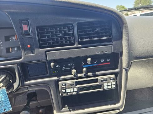 Used 1990 Toyota Pickup Deluxe AWD/4WD image 11