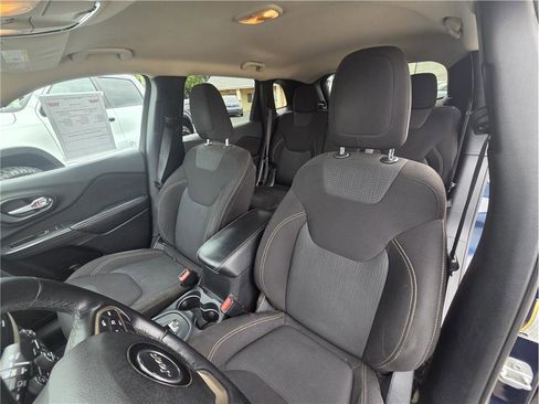 Used 2016 Jeep Cherokee Latitude w/ Comfort/Convenience Group FWD image 9
