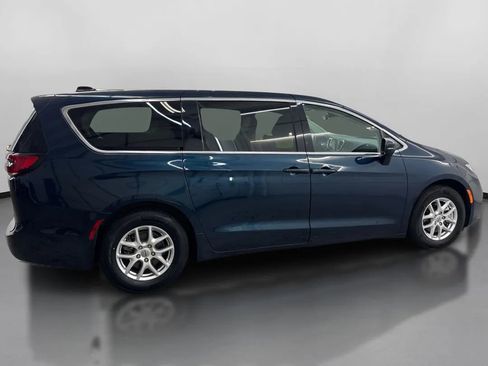 Used 2023 Chrysler Pacifica Touring-L FWD image 11