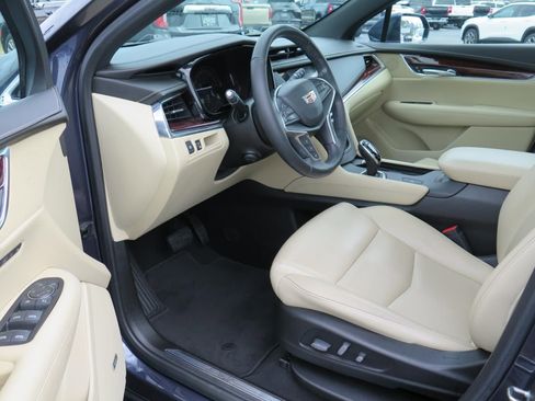 Used 2018 Cadillac XT5 Luxury w/ Driver Awareness Package image 9