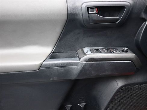 Used 2018 Toyota Tacoma SR5 image 8