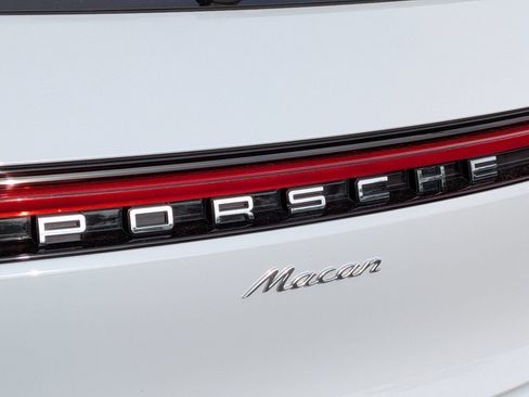 Certified 2025 Porsche Macan AWD/4WD image 29