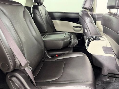 Used 2024 Kia Carnival EX FWD image 32