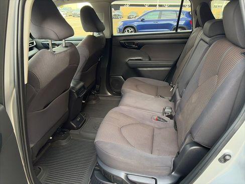 Used 2023 Toyota Highlander LE image 12