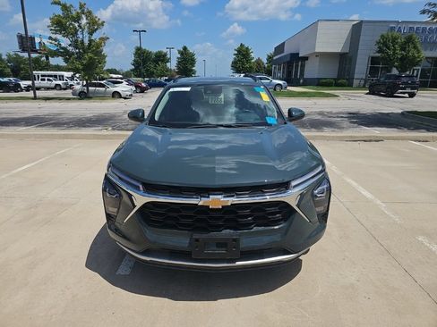 Used 2025 Chevrolet Trax LT w/ Driver Confidence Package FWD image 2