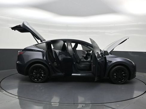 Used 2024 Tesla Model Y Long Range AWD/4WD image 35
