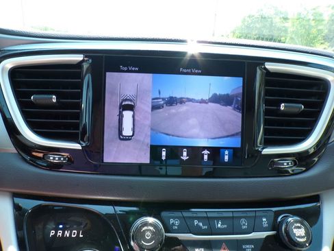 Used 2023 Chrysler Pacifica Touring-L FWD image 21