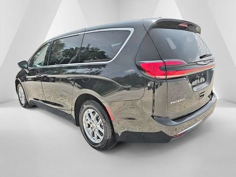 Used 2023 Chrysler Pacifica Touring-L FWD image 7