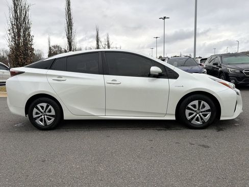 Used 2016 Toyota Prius Four image 2