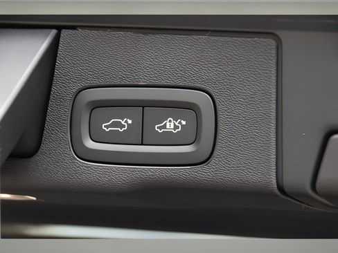 Certified 2025 Volvo XC60 B5 Ultra w/ Protection Package Premier image 24